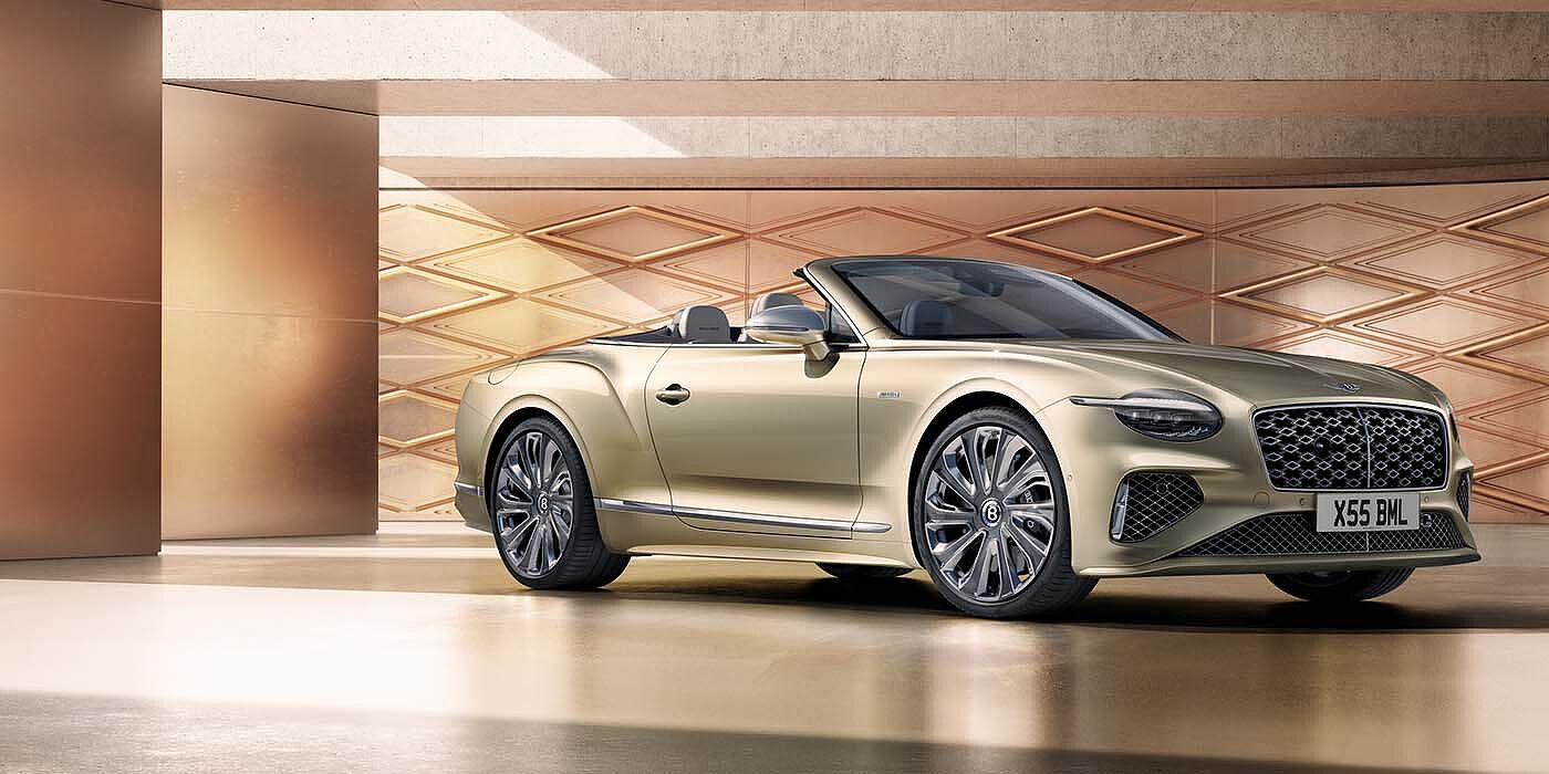 Bentley Muscat Bentley New Continental GTC Mulliner V8 hybrid front three quarters in Patina paint