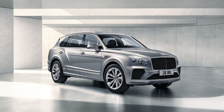 Bentley Muscat Bentley Bentayga Extended Wheelbase SUV front three quarter in Moonbeam paint with a grey background